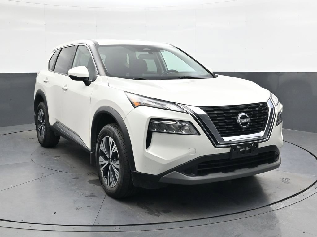 Used 2022 Nissan Rogue SV image 2