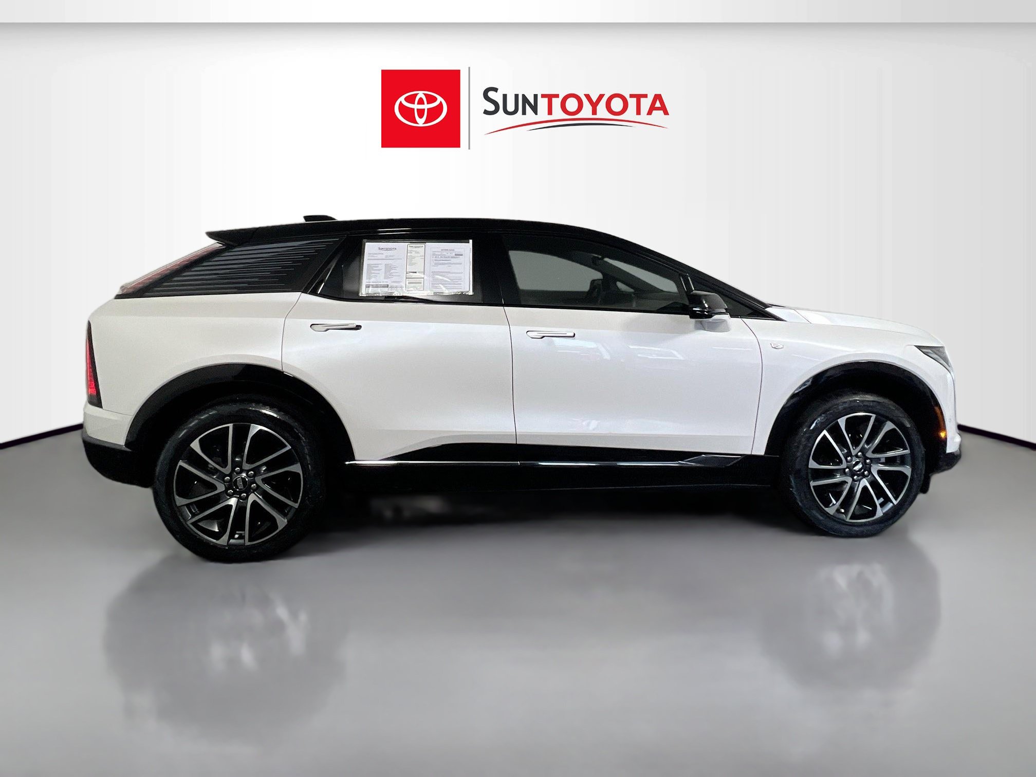 Used 2025 Cadillac Optiq Sport 1 w/ LPO, Floor Liner Package AWD/4WD image 2