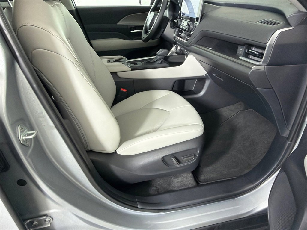 Used 2026 Toyota Grand Highlander XLE image 13