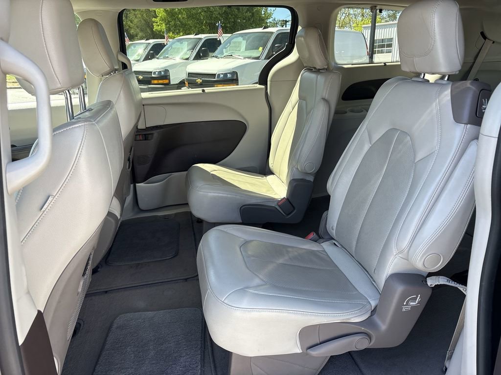 Used 2021 Chrysler Pacifica Touring-L FWD image 25