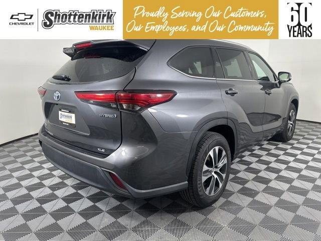 Used 2022 Toyota Highlander XLE image 3