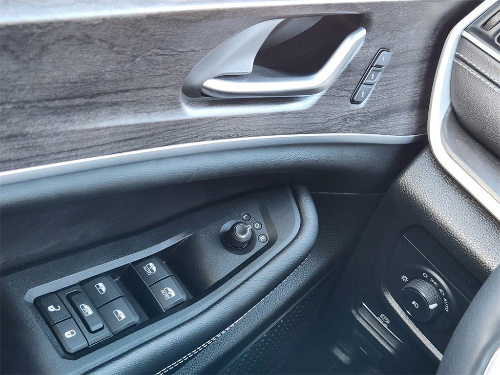 Used 2023 Jeep Grand Cherokee Limited w/ Luxury Tech Group II image 16