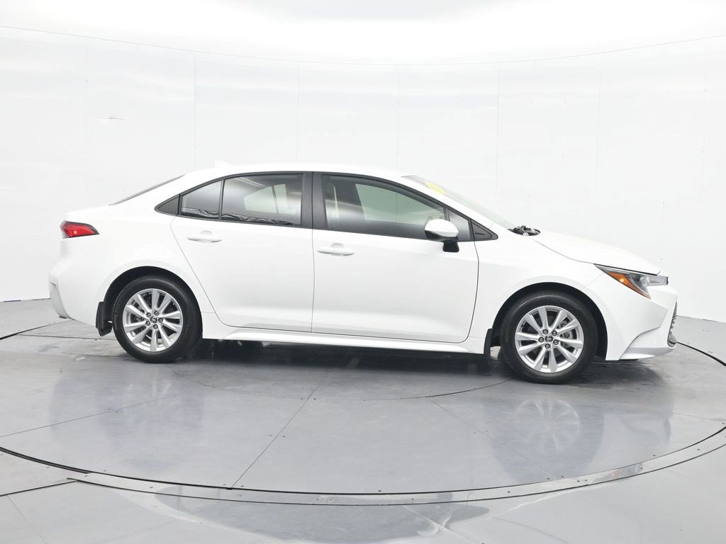 Used 2025 Toyota Corolla LE w/ LE Premium Package FWD image 4