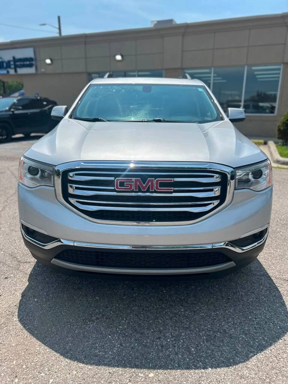 Used 2019 GMC Acadia SLT FWD image 2