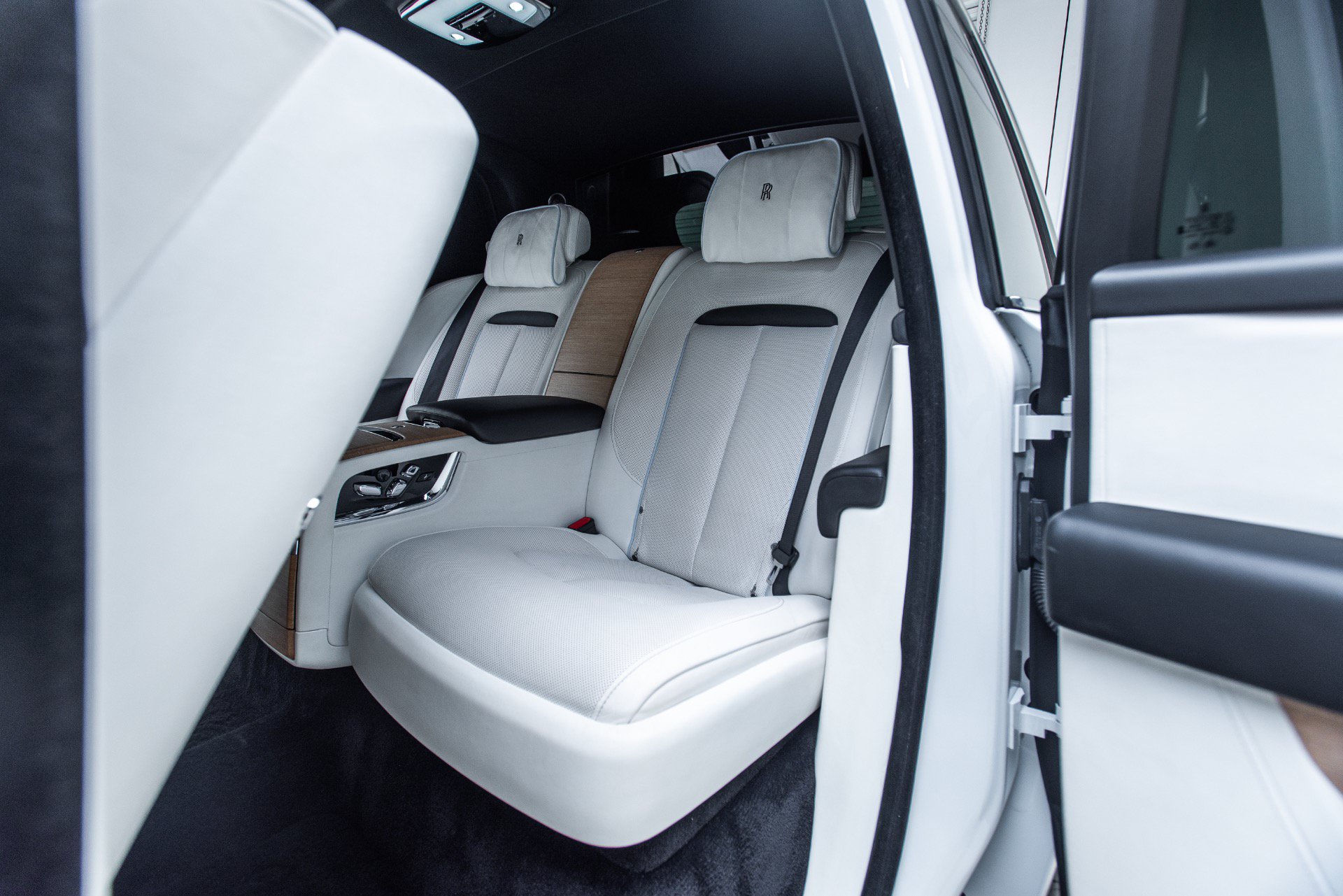 Used 2019 Rolls-Royce Cullinan AWD/4WD image 41