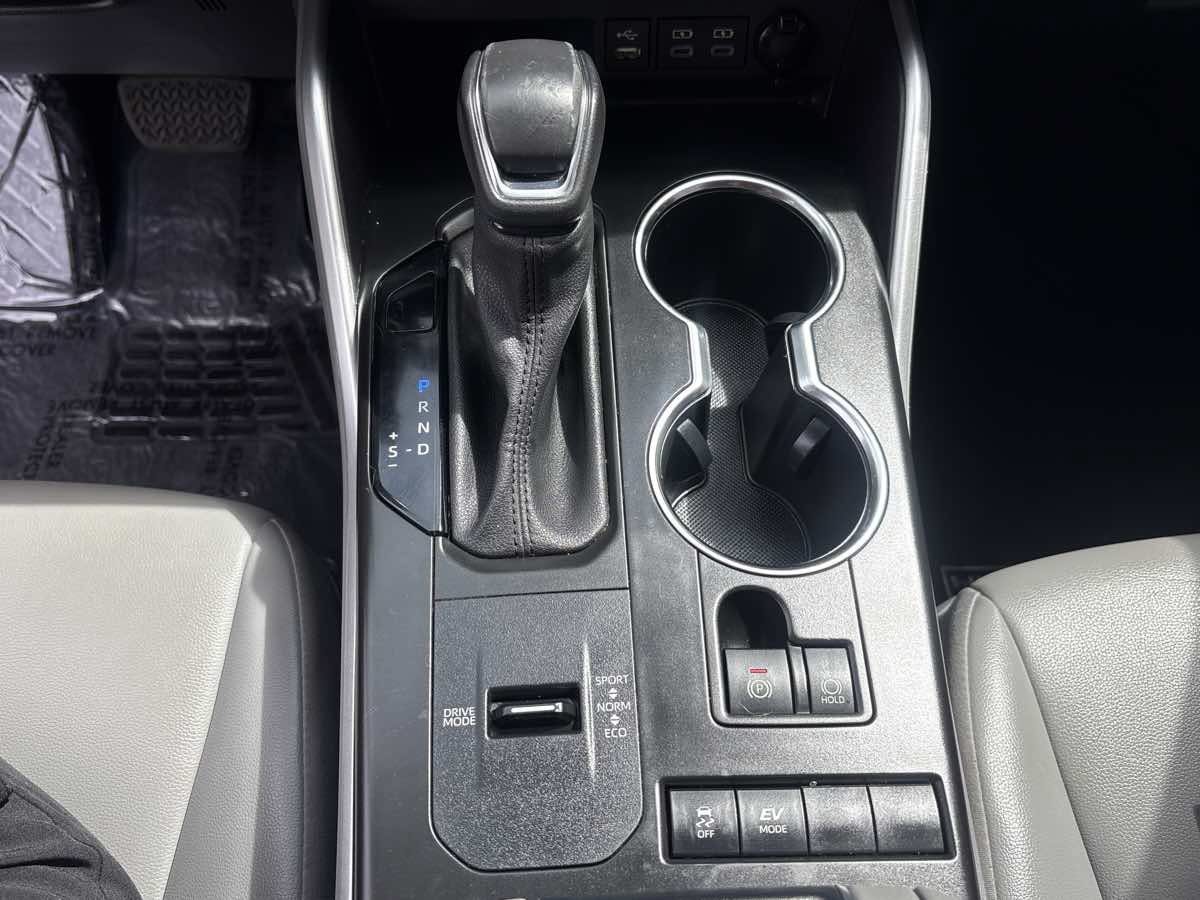 Used 2022 Toyota Highlander XLE FWD image 25