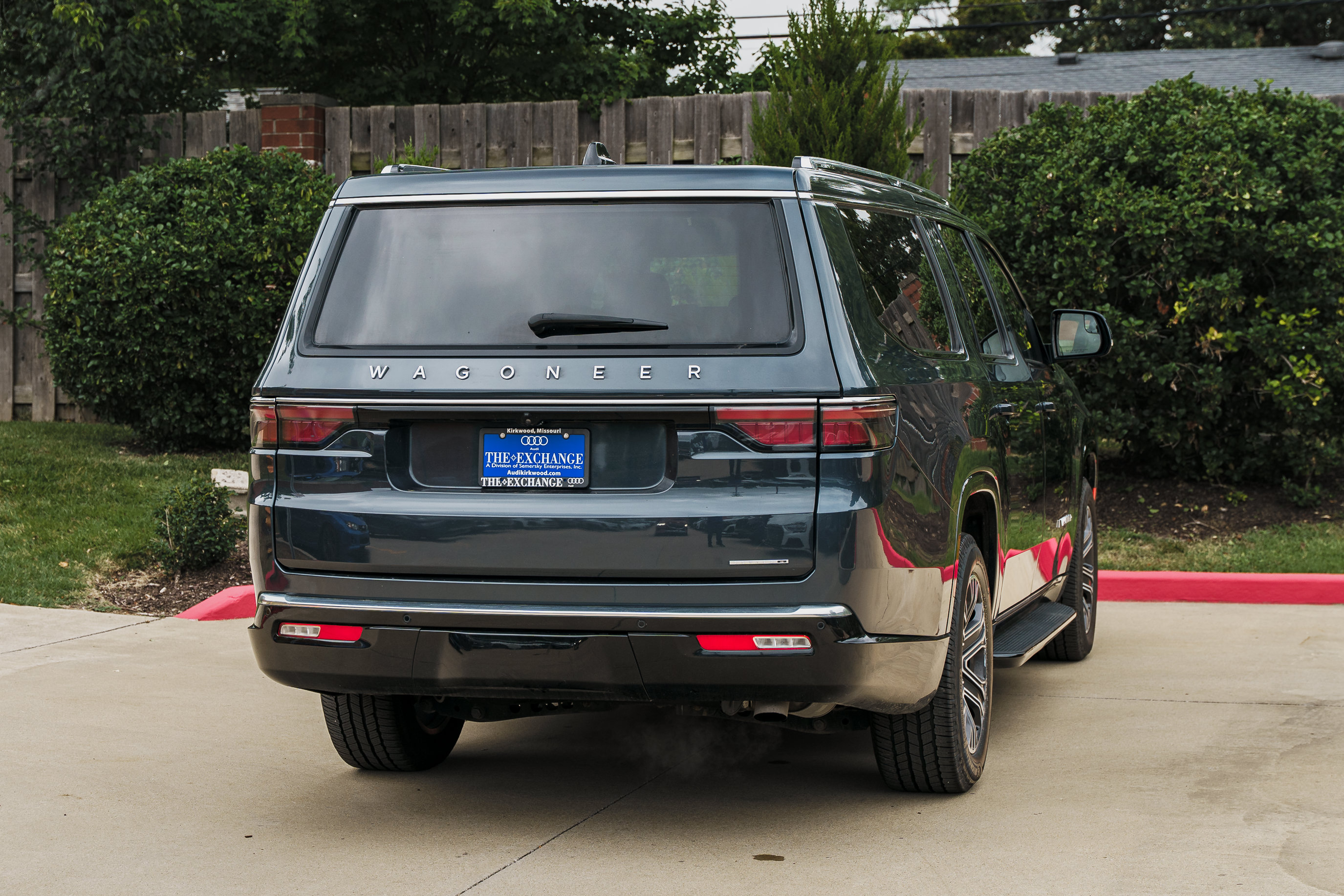Used 2024 Jeep Wagoneer L Series II w/ Flexible Seating Group AWD/4WD image 3