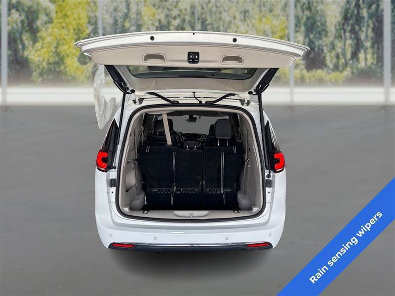 Used 2023 Chrysler Pacifica Touring-L FWD image 13