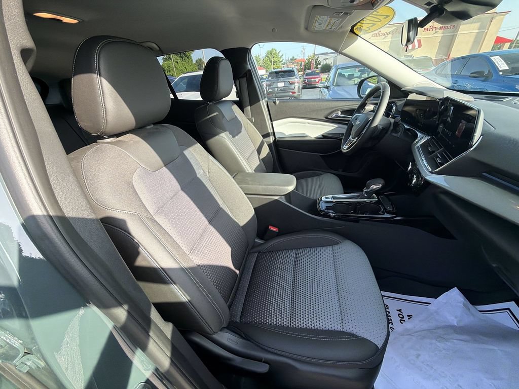 Used 2025 Chevrolet Trax LT w/ Driver Confidence Package FWD image 28