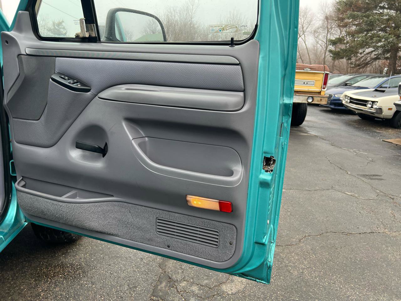 Used 1994 Ford Bronco XLT image 12