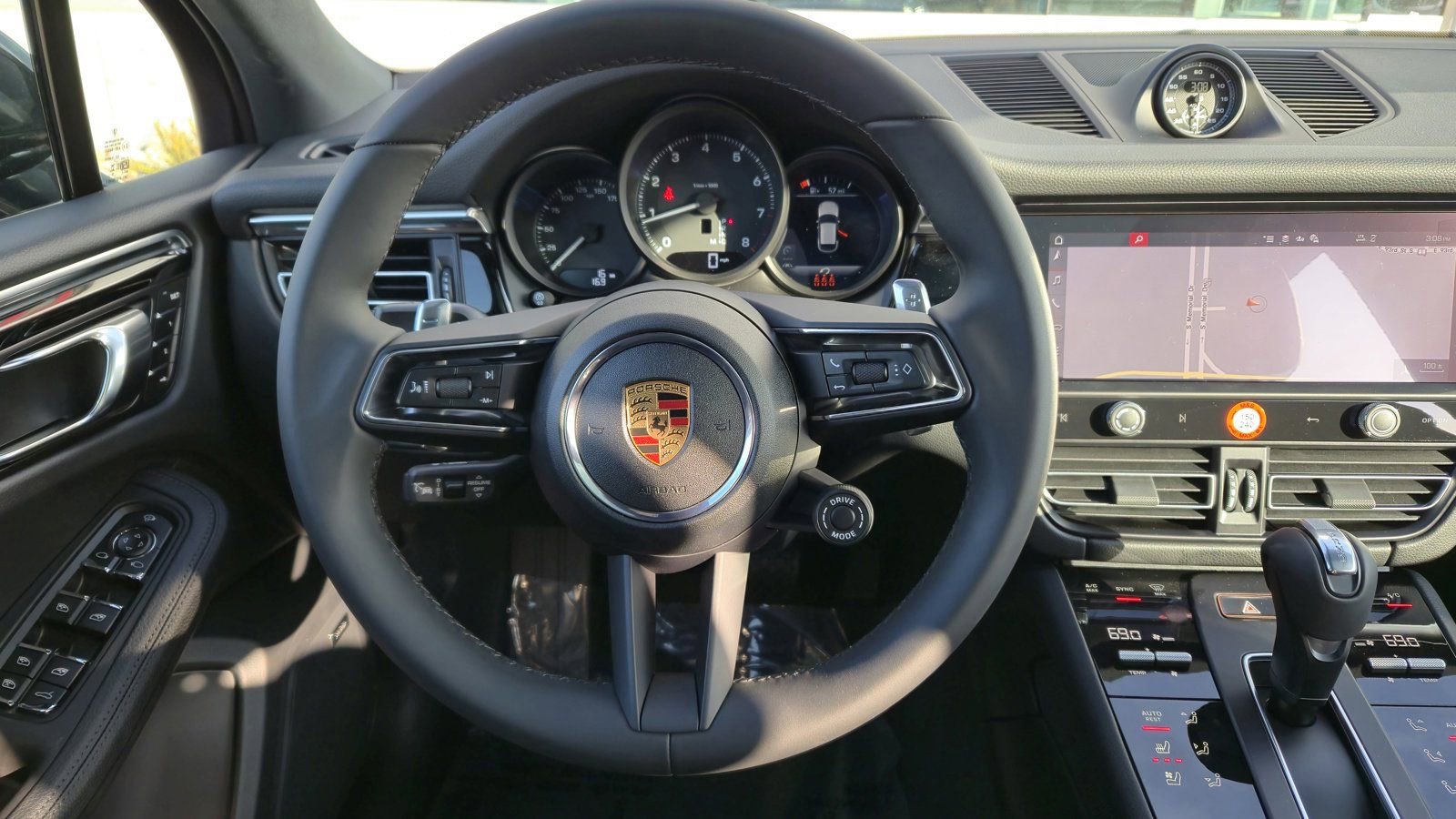 Certified 2025 Porsche Macan image 17