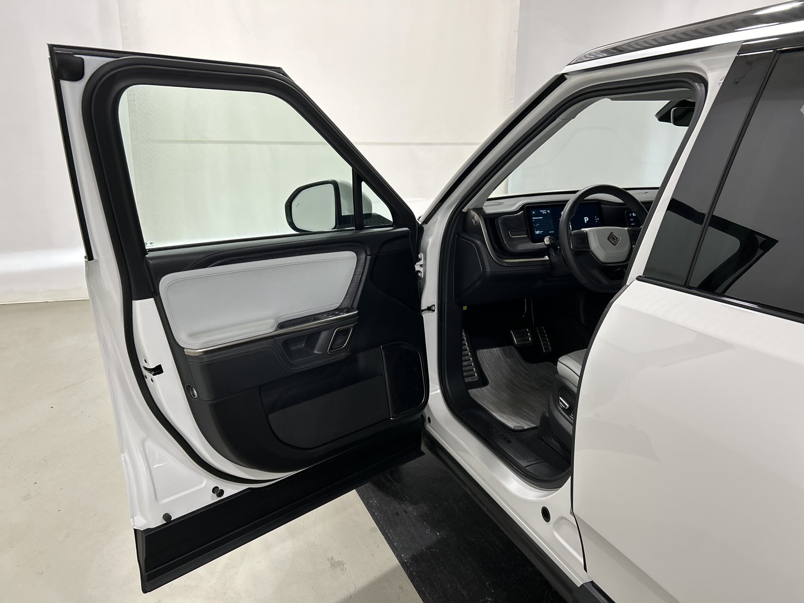 Used 2024 Rivian R1S Adventure AWD/4WD image 16
