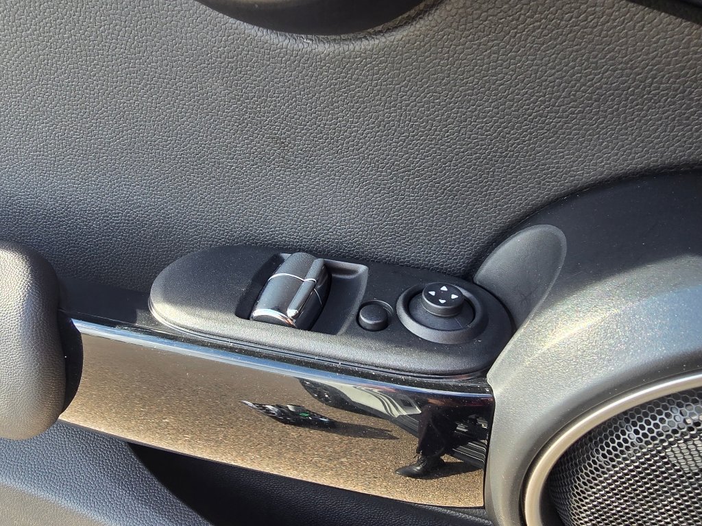 Used 2015 MINI Cooper S image 16