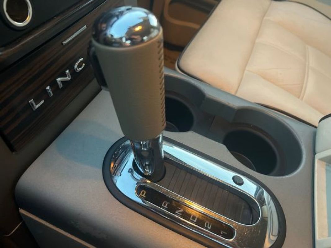 Used 2008 Lincoln Mark LT image 22