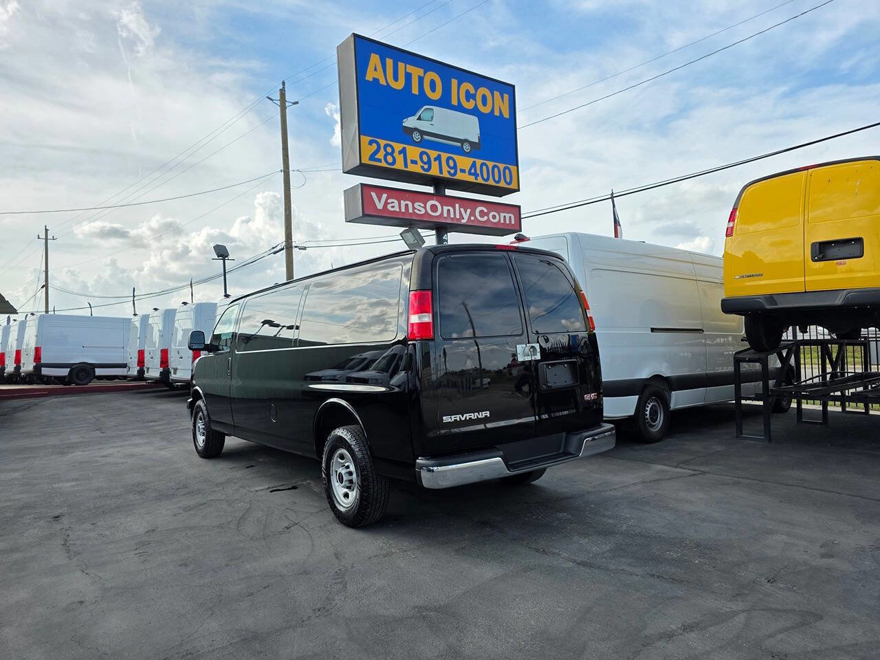 Used 2023 GMC Savana 3500 Extended w/ Driver Convenience Package image 2