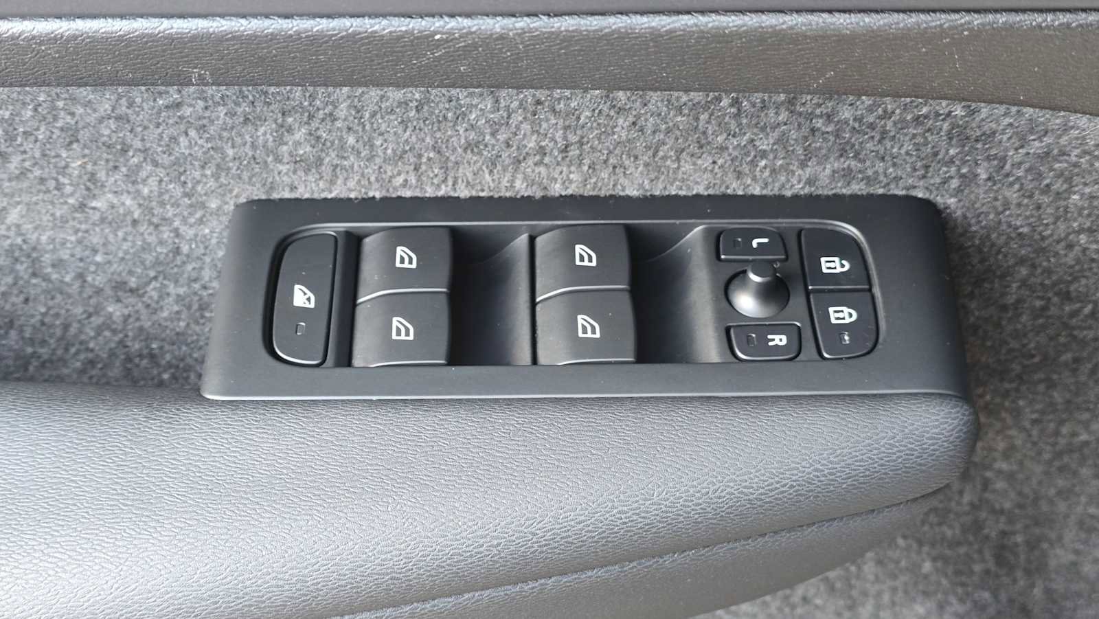 Used 2023 Volvo XC40 B5 Plus w/ Driver Assist Package image 23