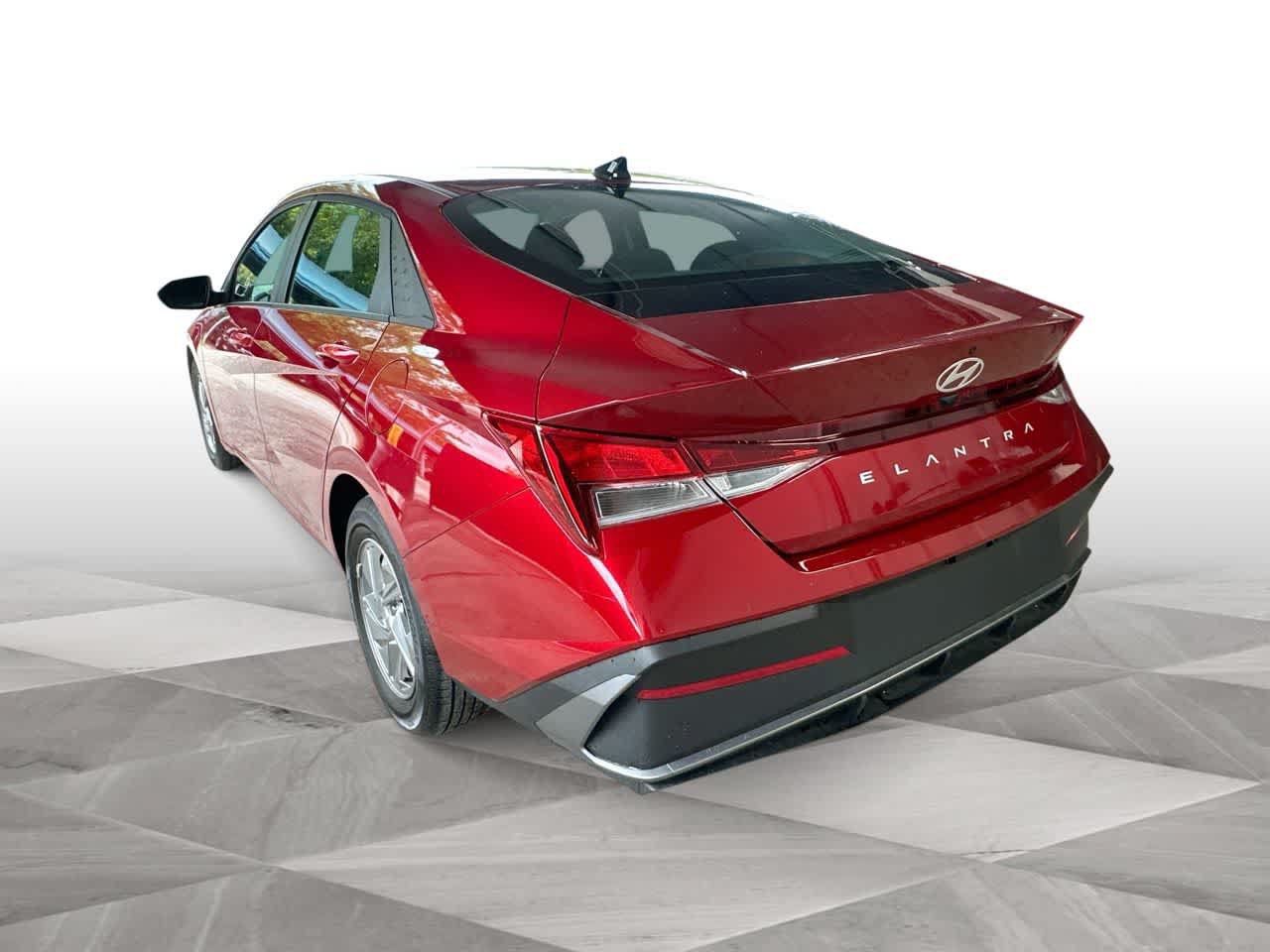 Used 2026 Hyundai Elantra SE FWD image 6
