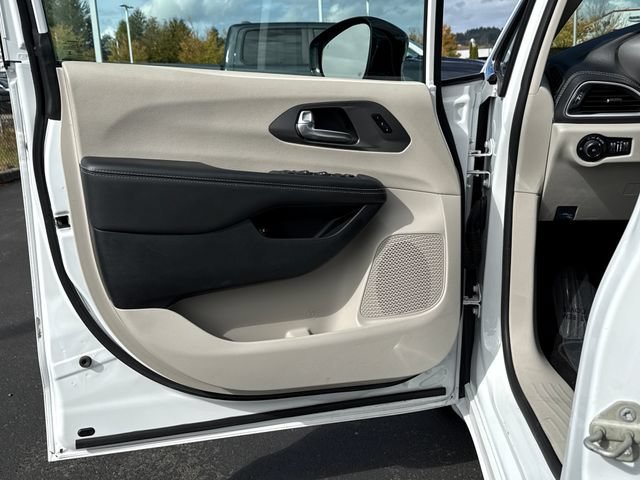 Used 2024 Chrysler Pacifica Limited FWD image 17