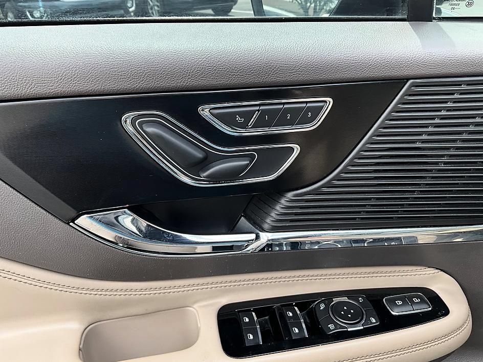 Used 2020 Lincoln Corsair AWD w/ Premium Package image 12