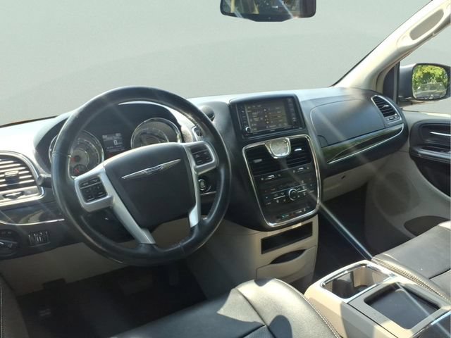 Used 2013 Chrysler Town & Country Touring-L w/ Driver Convenience Group FWD image 12