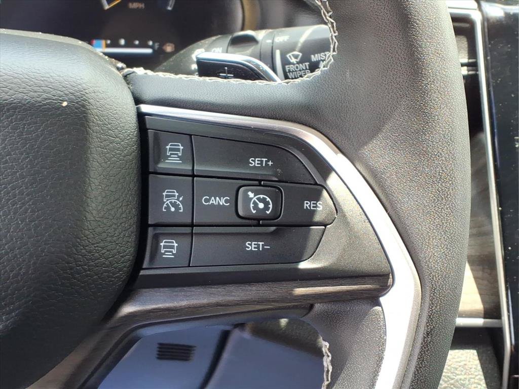 Used 2023 Jeep Grand Cherokee L Limited AWD/4WD image 14