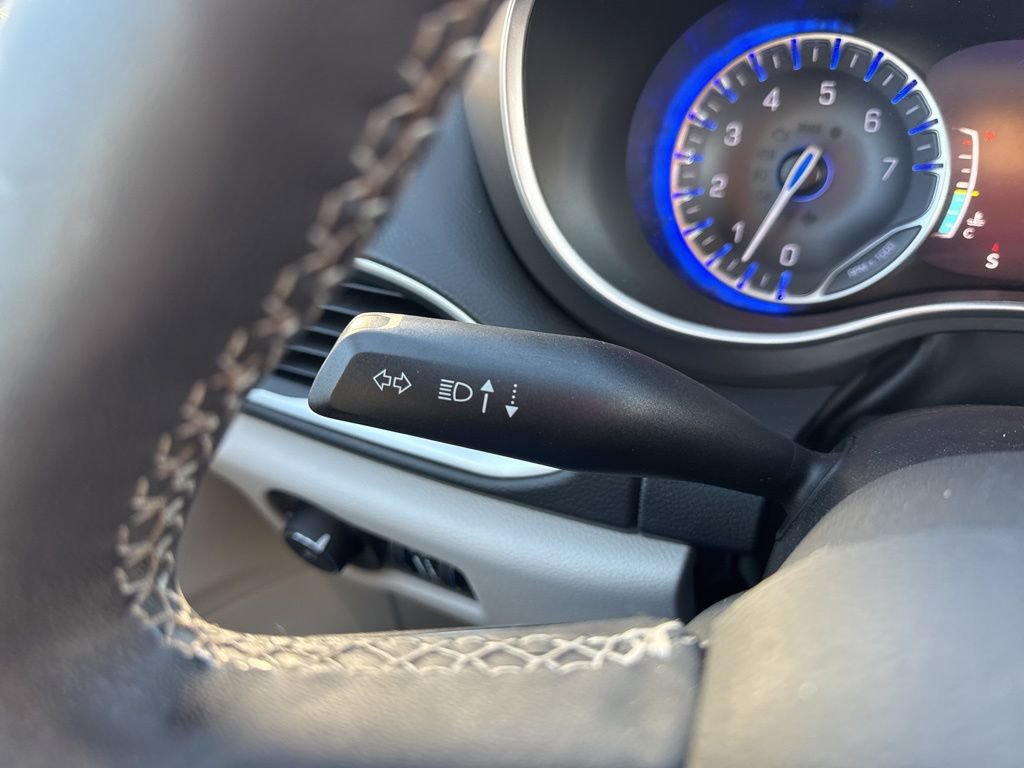 Used 2022 Chrysler Pacifica Touring-L image 13