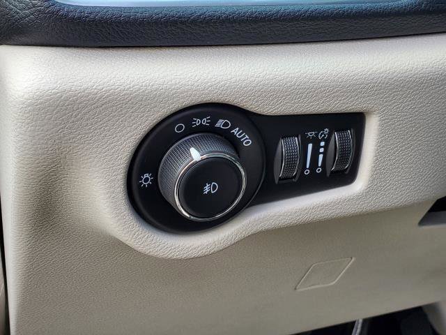 Used 2020 Chrysler Pacifica Limited FWD image 8
