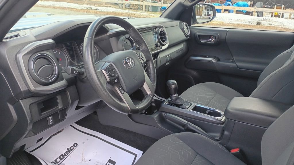 Used 2017 Toyota Tacoma TRD Sport w/ Premium & Technology Package image 11