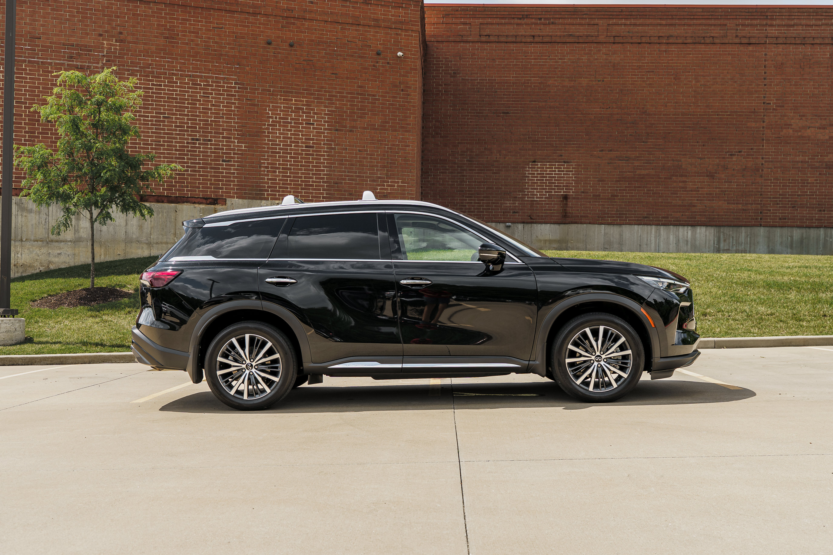 Used 2024 INFINITI QX60 Sensory w/ Cargo Package AWD/4WD image 3