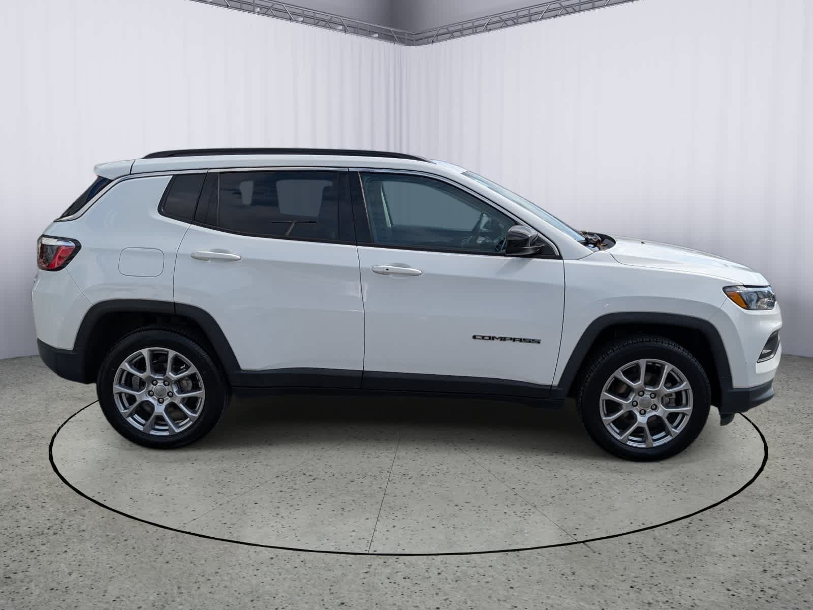 Used 2022 Jeep Compass Latitude w/ Sun and Sound Group AWD/4WD image 2