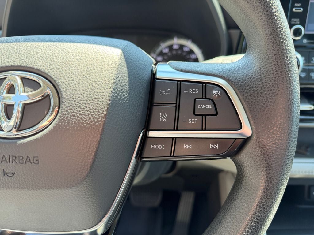 Used 2021 Toyota Highlander L AWD/4WD image 16