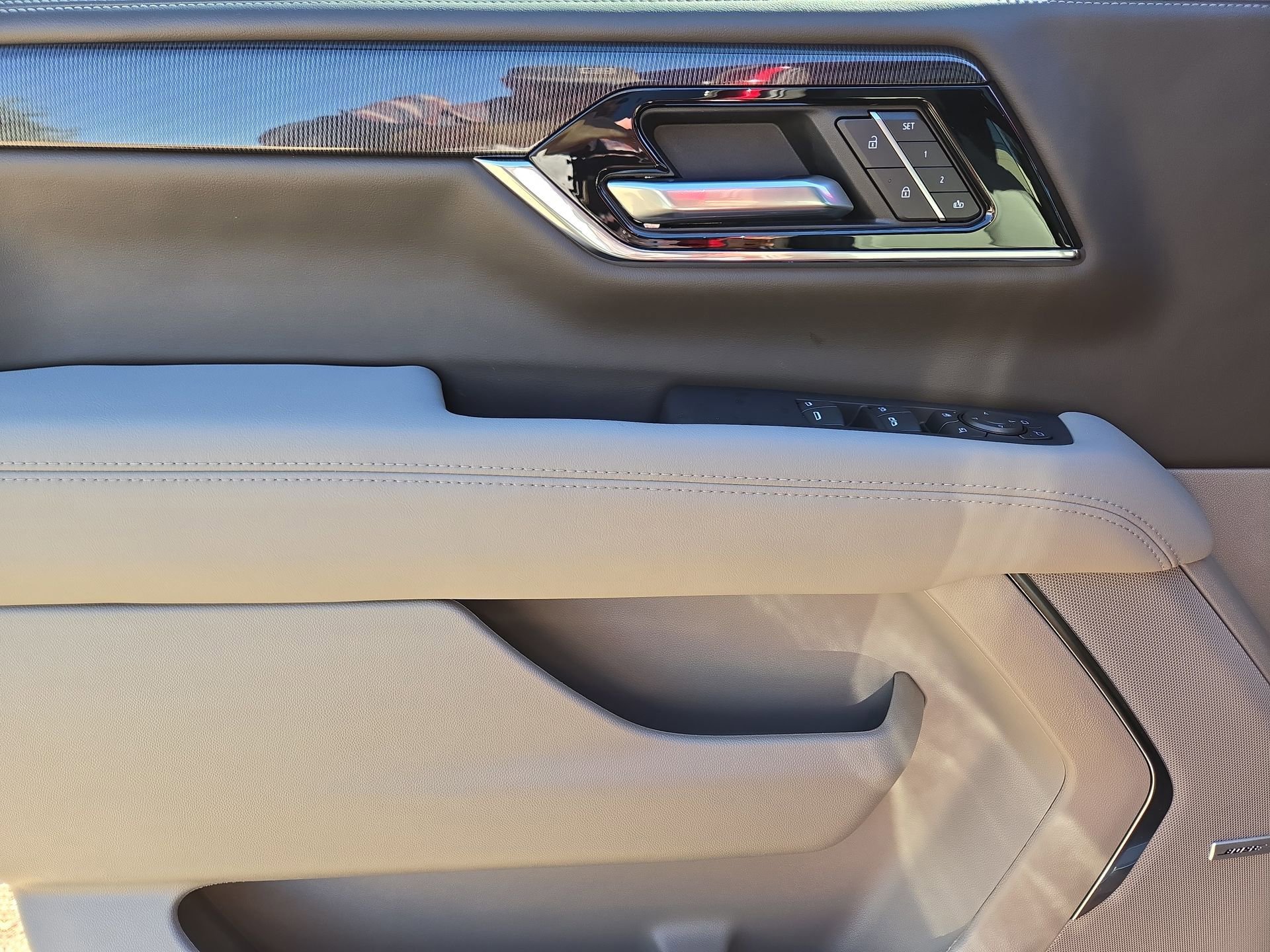 Used 2025 GMC Yukon Elevation w/ Elevation Premium Package AWD/4WD image 15