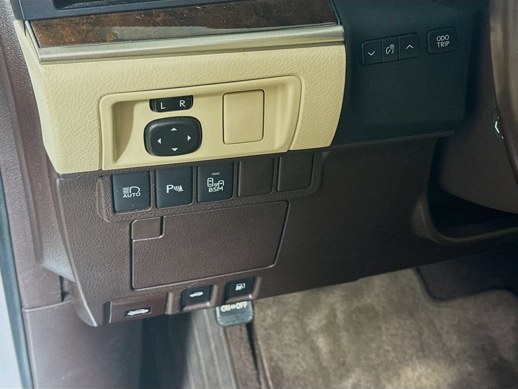 Used 2016 Lexus ES 350 w/ Luxury Package w/Wood Trim FWD image 11