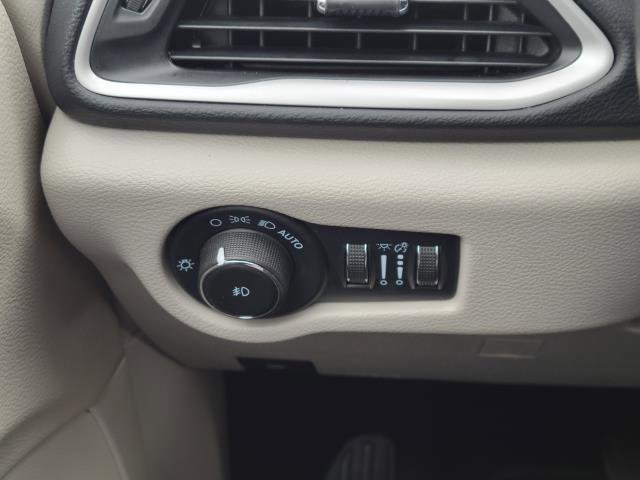 Used 2023 Chrysler Pacifica Touring-L image 12