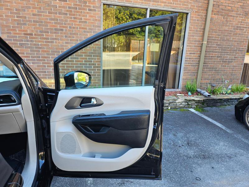 Used 2021 Chrysler Pacifica Touring-L FWD image 69