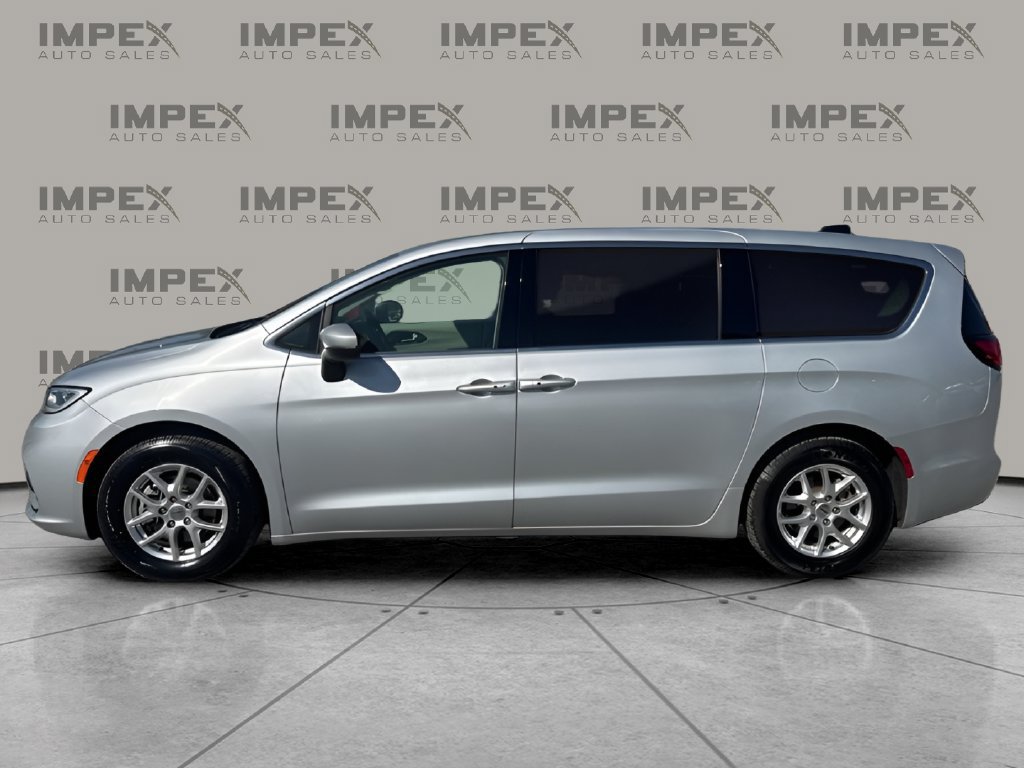 Used 2023 Chrysler Pacifica Touring-L FWD image 2