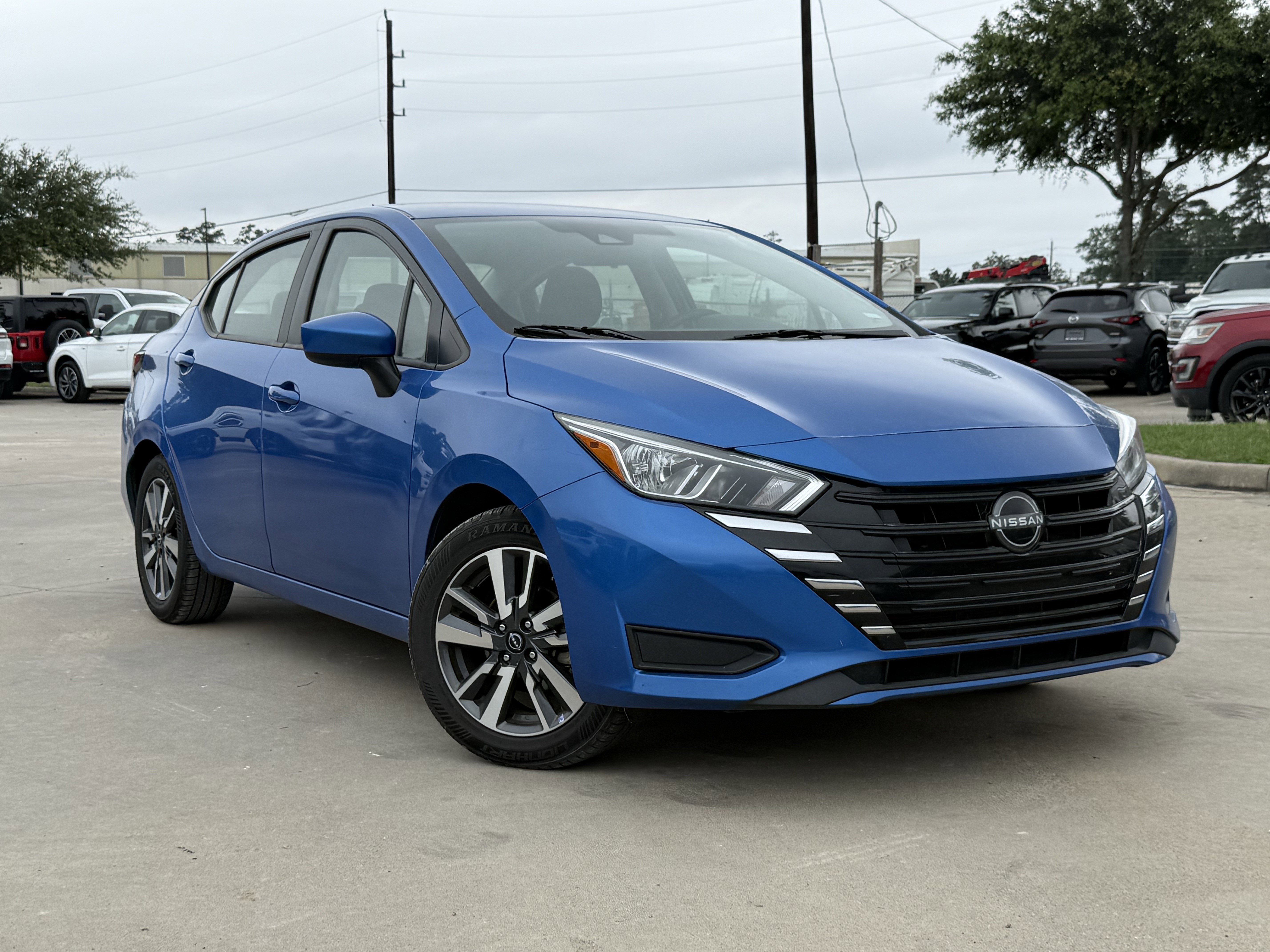 Used 2023 Nissan Versa SV FWD image 2