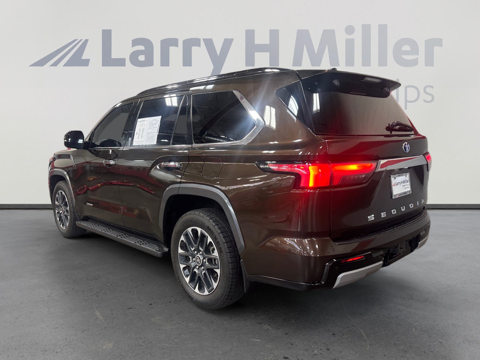 Used 2023 Toyota Sequoia Limited RWD image 3