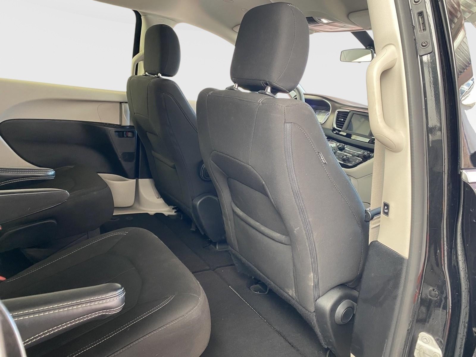 Used 2022 Chrysler Voyager LX FWD image 10