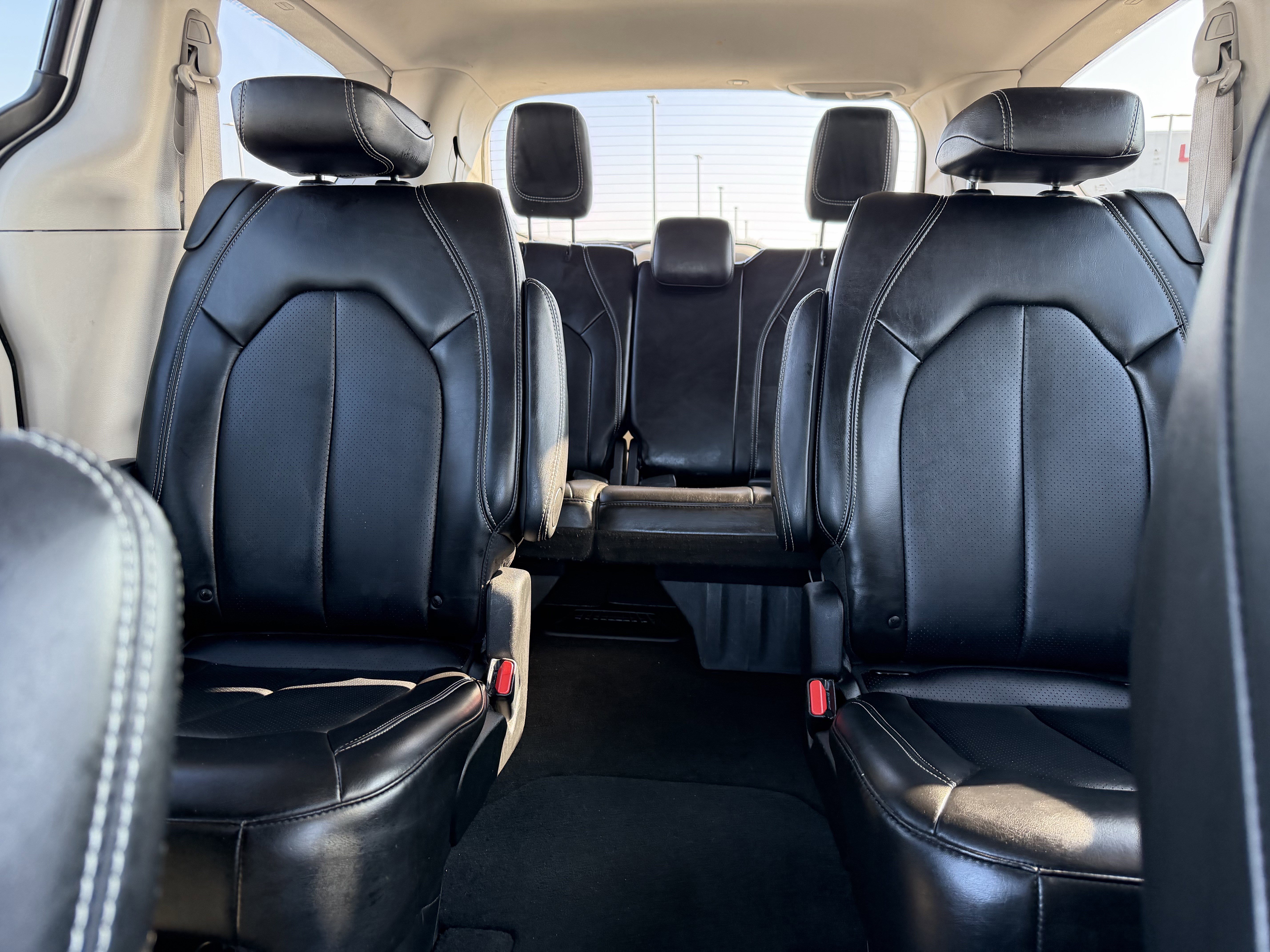 Used 2024 Chrysler Pacifica Touring-L image 13