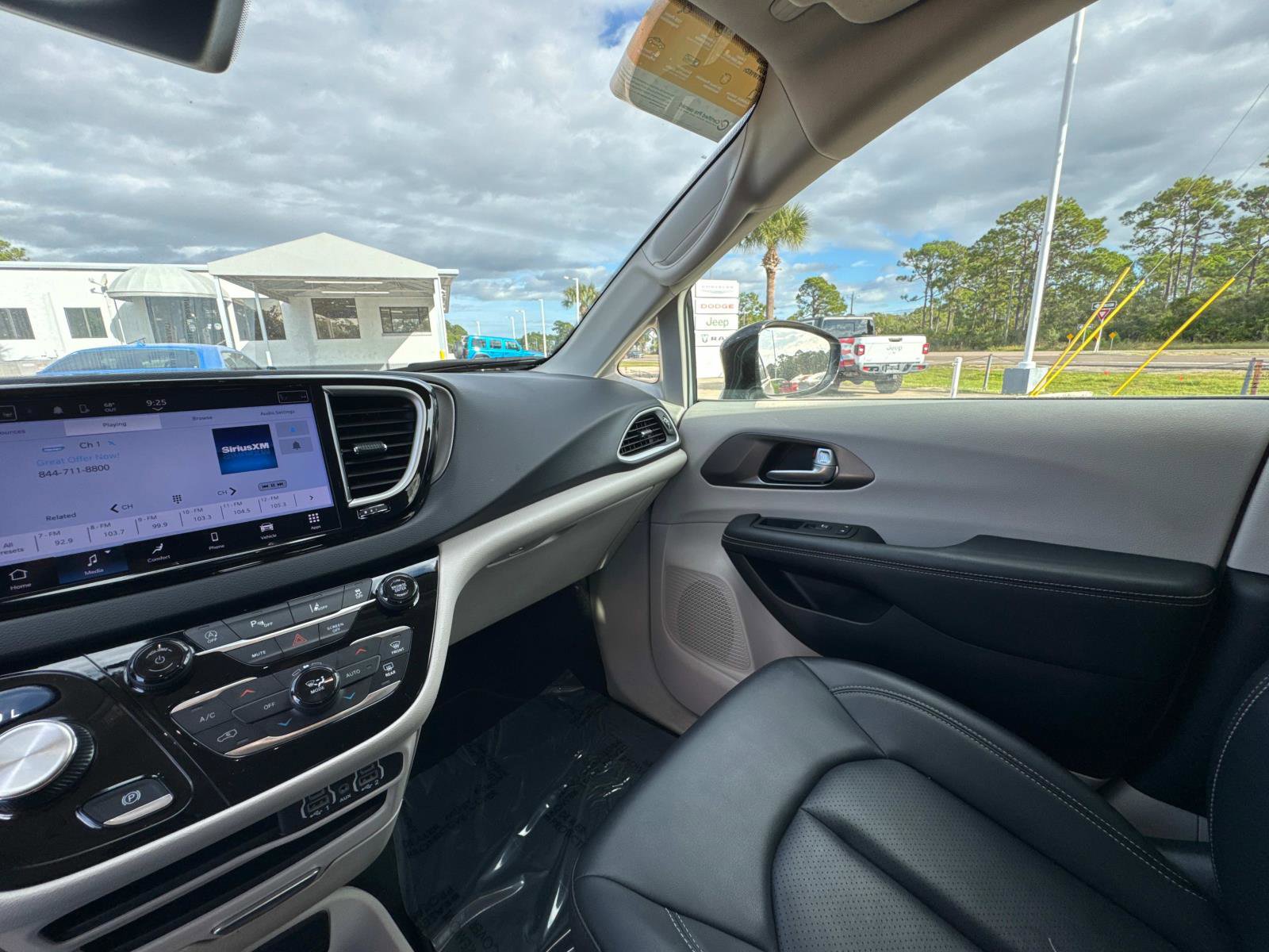 Certified 2024 Chrysler Pacifica Touring-L image 27