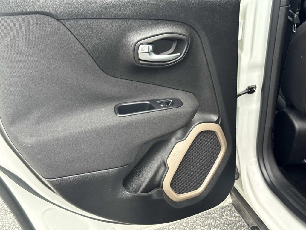 Used 2015 Jeep Renegade Latitude image 12