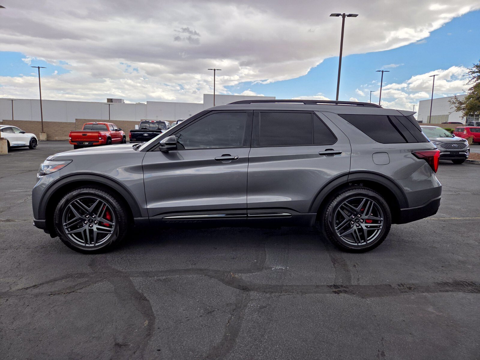 Used 2025 Ford Explorer ST AWD/4WD image 3