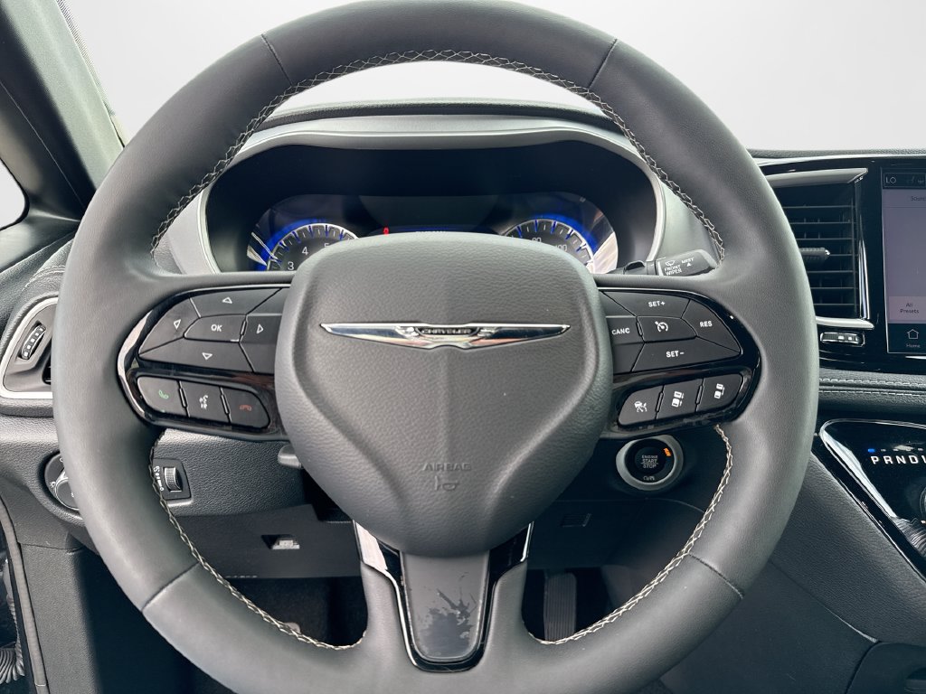 Used 2024 Chrysler Pacifica Touring FWD image 24