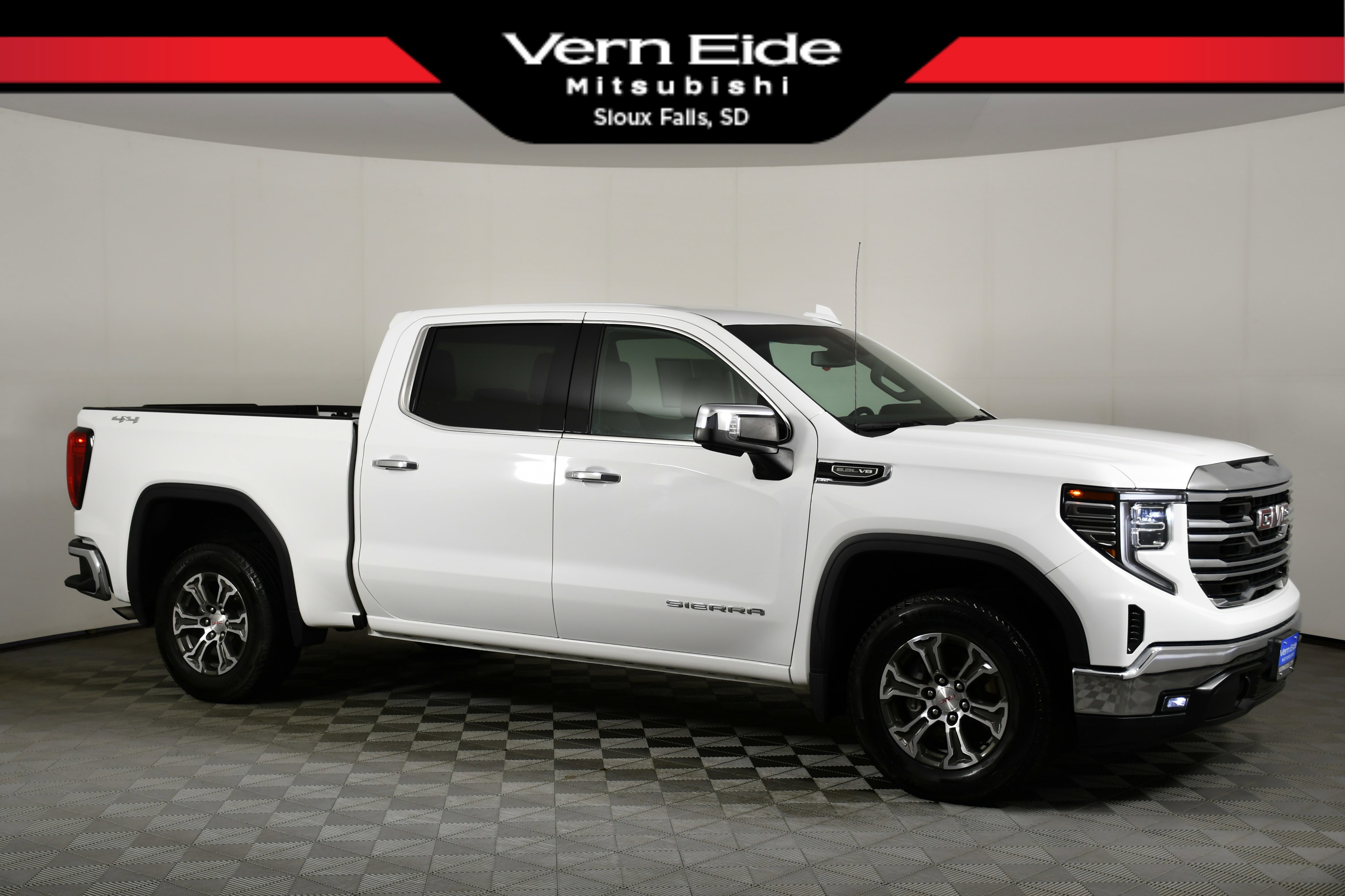 Used 2025 GMC Sierra 1500 SLT image 1