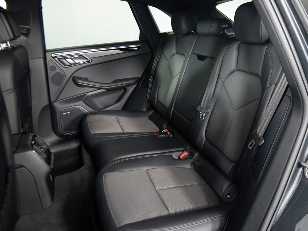 Certified 2025 Porsche Macan image 34