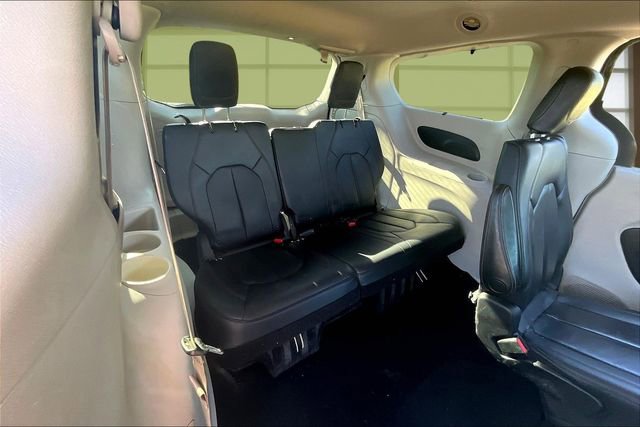 Used 2020 Chrysler Pacifica Touring-L image 28
