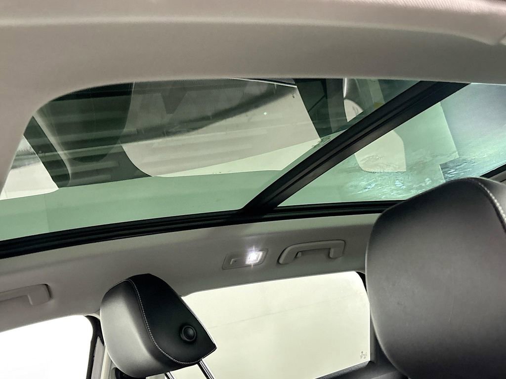 Used 2023 Volkswagen Taos SE w/ Panoramic Sunroof Package image 18