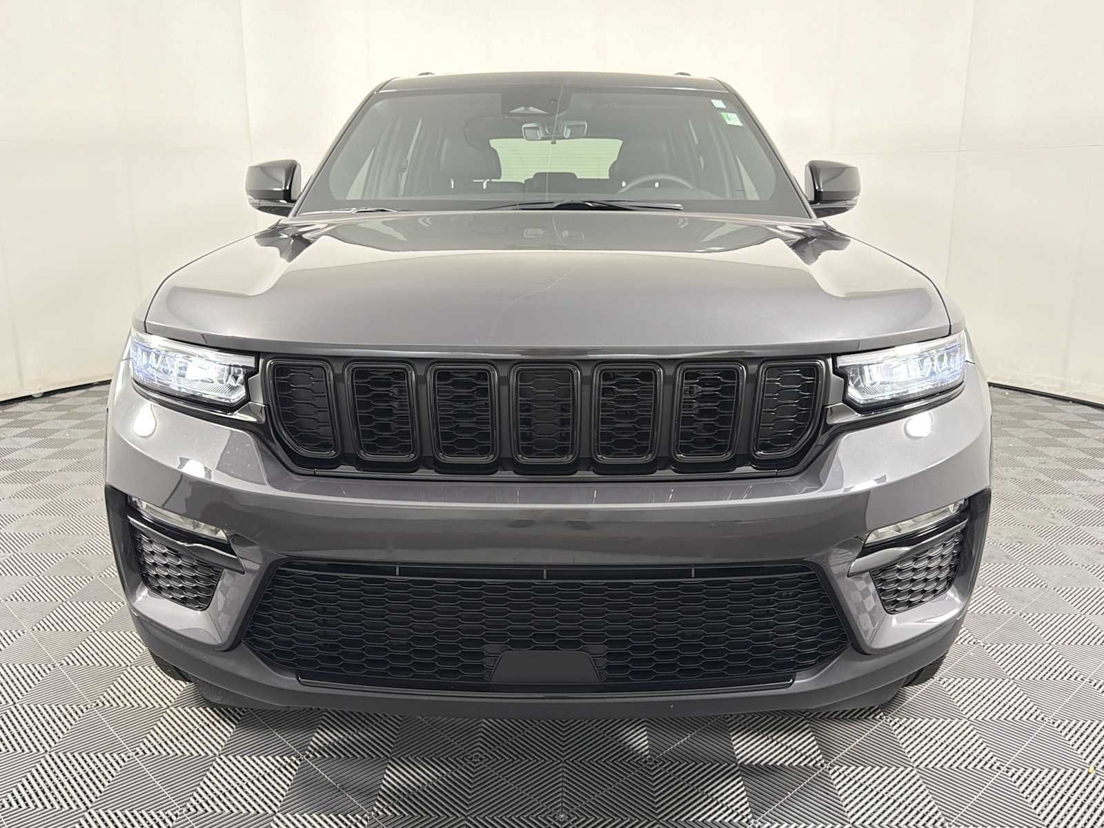 Used 2025 Jeep Grand Cherokee Limited w/ Black Appearance Package AWD/4WD image 2