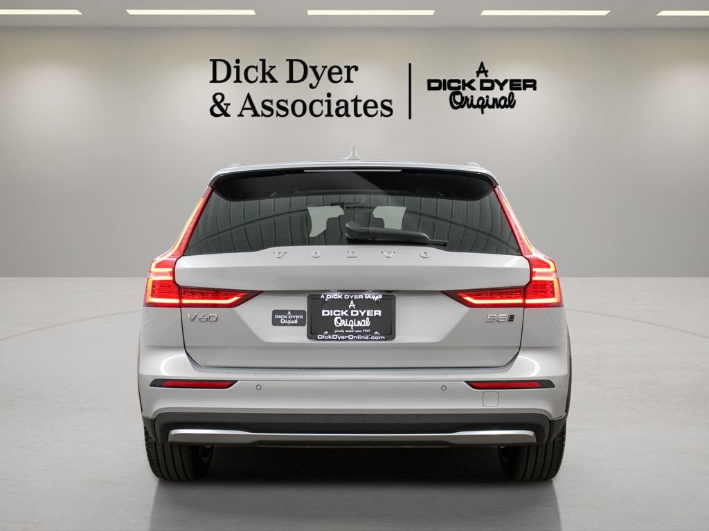 Used 2025 Volvo V60 B5 Cross Country Plus AWD/4WD image 3